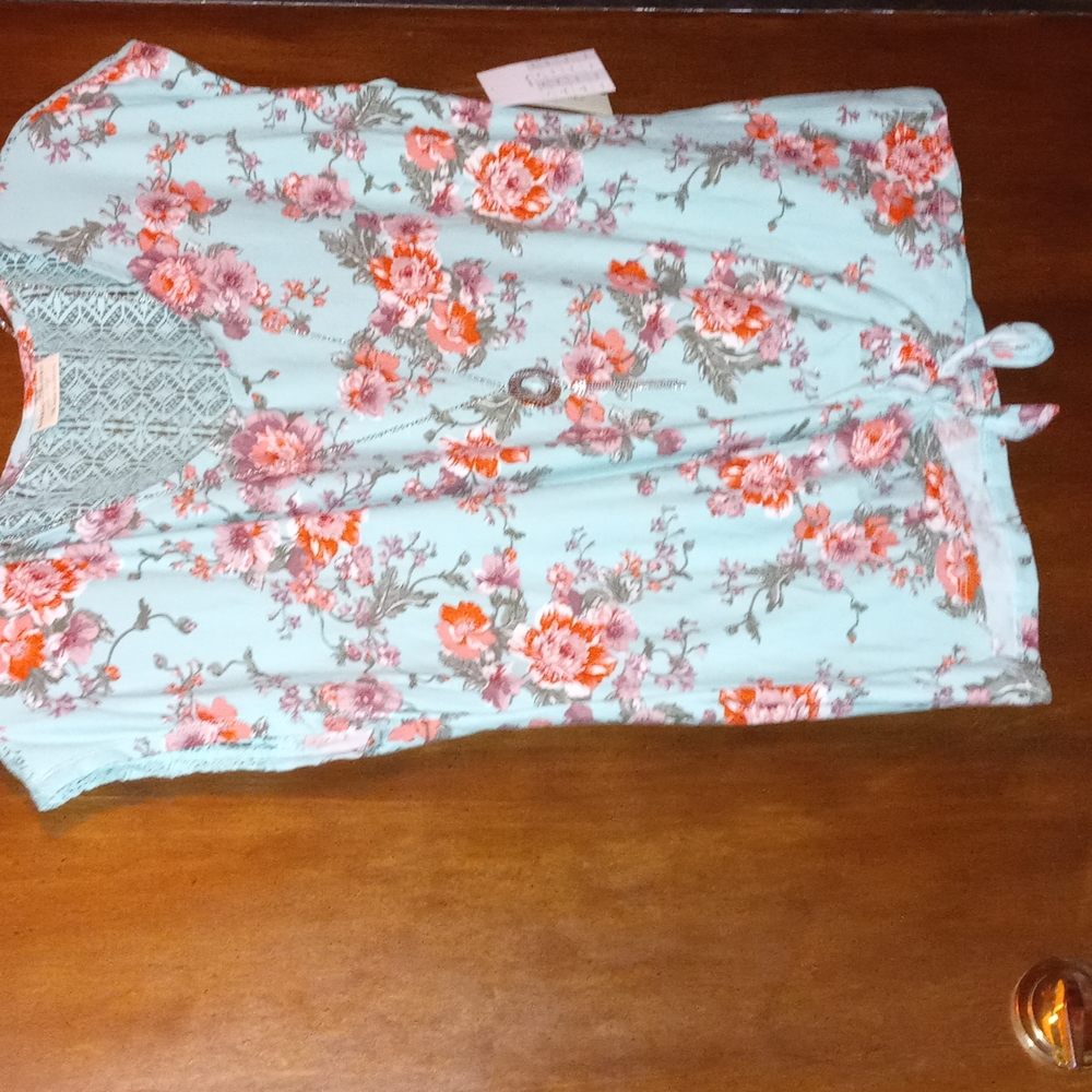 Womens top with necklace
